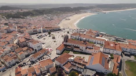 Extensa-Playa-De-Arena-Blanca-De-Nazare,-Ciudad-Balneario,-Portugal