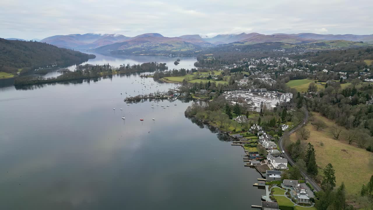 windermere en el distrito inglés de los lagos inglaterra reino unido en un día de verano con montañas popular atracción turística