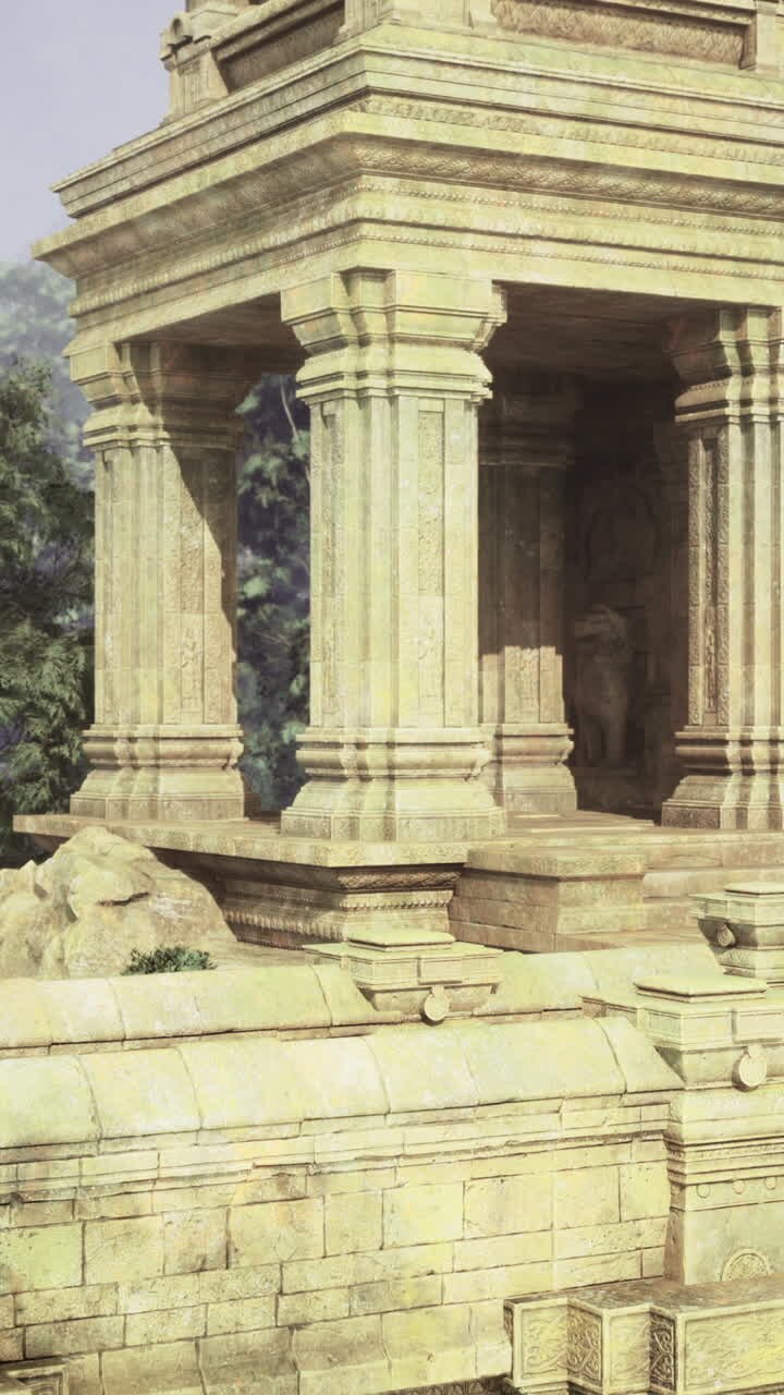Rovine di un antico tempio immerso nel verde lussureggiante e in un paesaggio roccioso all'alba
