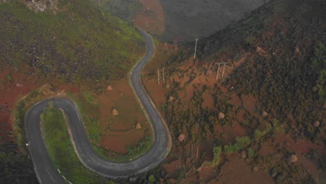 Reveal-shot-of-famous-Ma-pi-leng-pass-at-ha-giang-loop-Vietnam,-aerial