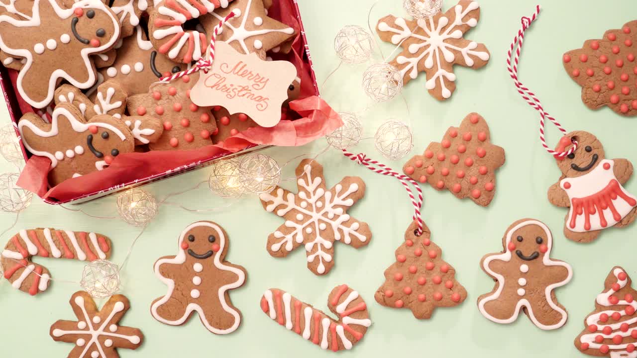 전통적인 가정에서 만든 진저브레드 쿠키를 파란색 배경에 음식 선물로