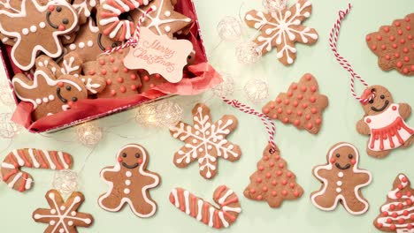 galletas de pan de jengibre tradicionales hechas en casa como regalos de comida sobre un fondo azul