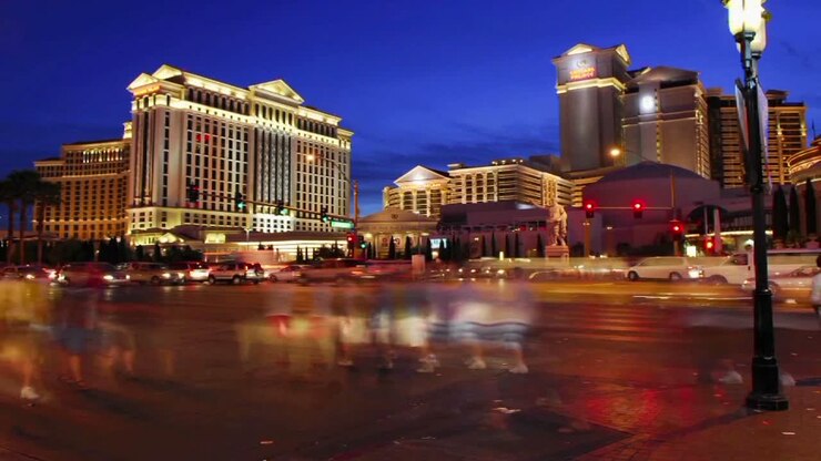 một thời gian trôi qua của người đi bộ và xe cộ gần sòng bạc khách sạn ở las vegas 1