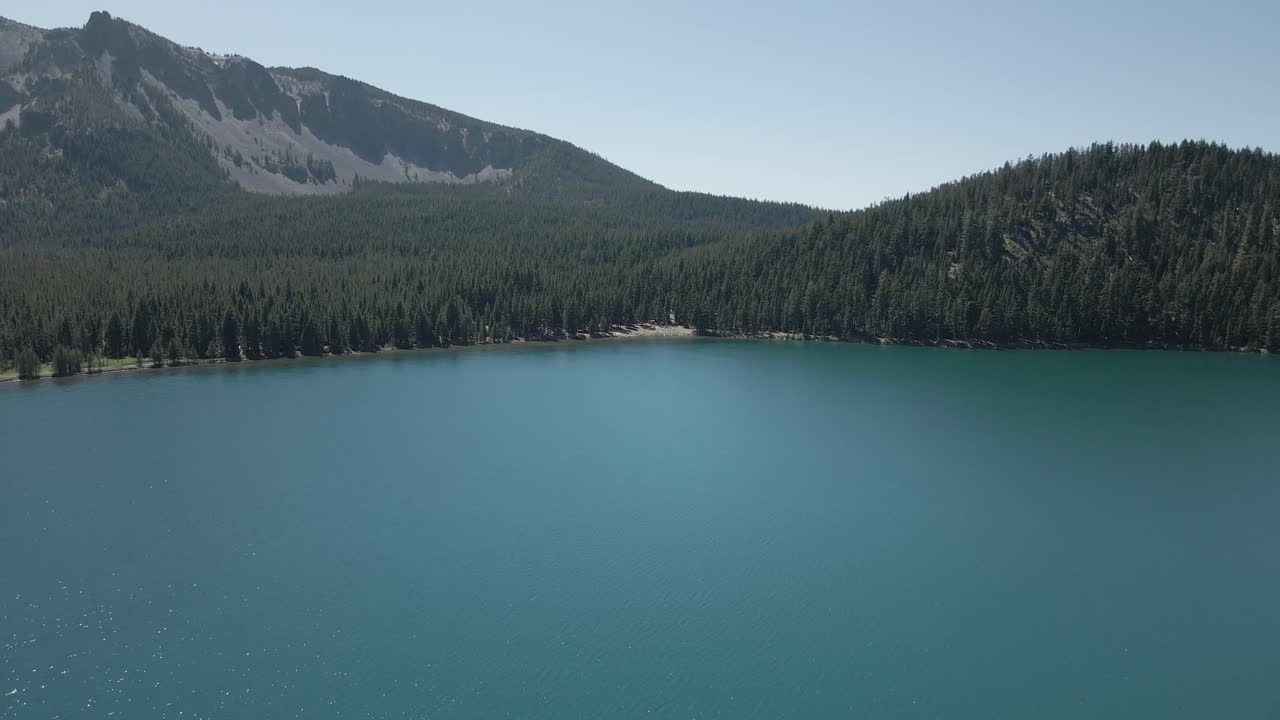 imágenes de aviones no tripulados del lago paulina en la pine, oregon
