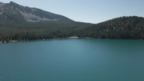 Drone-footage-of-Paulina-lake-in-La-Pine,-Oregon