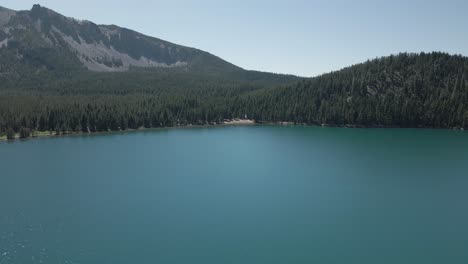 imágenes de aviones no tripulados del lago paulina en la pine, oregon