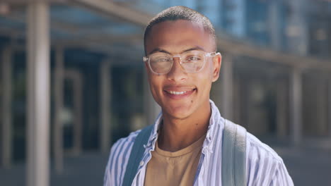 Retrato-De-Hombre-Con-Sonrisa-Fuera-Del-Campus