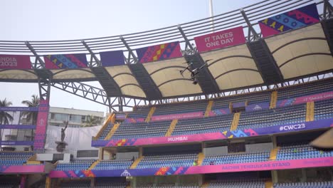 Drohne-Fliegt-Im-Leeren-Wankhede-Stadion-In-Weiter-Sicht-In-Mumbai