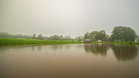 Tagesanbruch-Mit-Nebel,-Regen-Und-Wolken-über-Einem-See