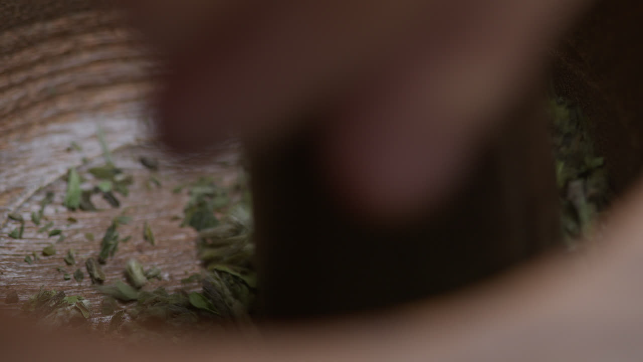 moliendo hojas de té con un mortero preparando la tradicional ceremonia del té china