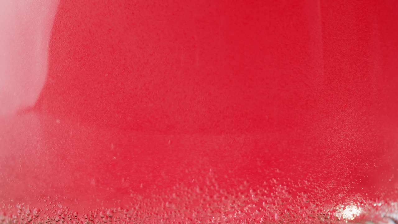 빨간색 액체와 거품