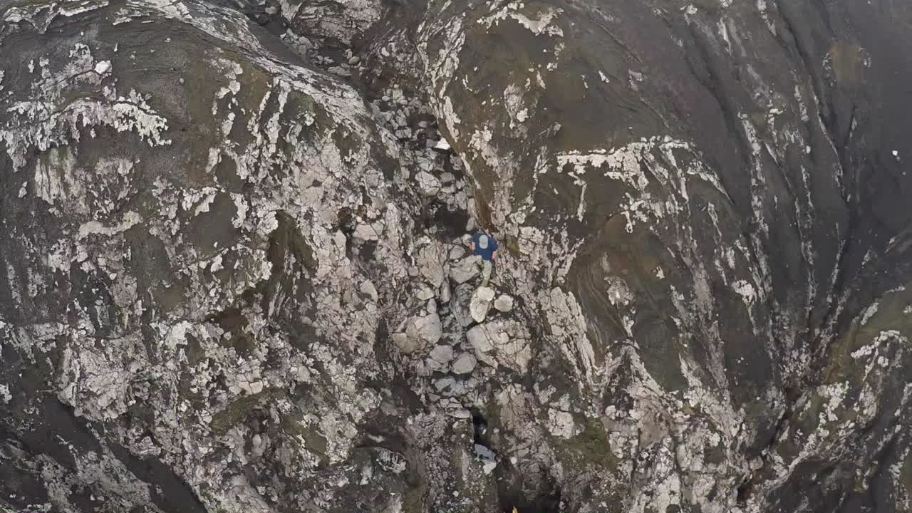 antena sobre escaladores de montaña en un acantilado escarpado