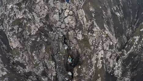antena sobre escaladores de montaña en un acantilado escarpado