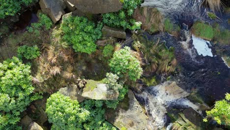 imágenes aéreas de un dron de una alta cascada rocosa en los valles de yorkshire, centavos