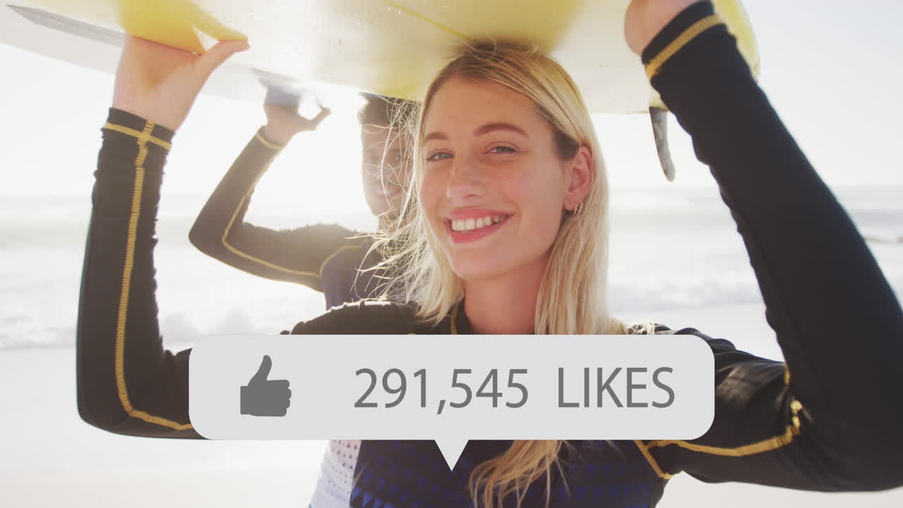 как иконы с растущим числом против кавказской пары, несущей доску для серфинга на пляже