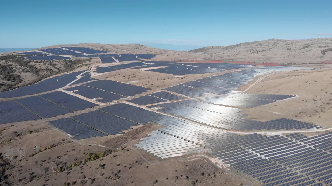 avión no tripulado en órbita mega parque de energía solar fotovoltaica paneles de fila de granja desierto rural