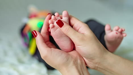 baby foot in mother's hands
