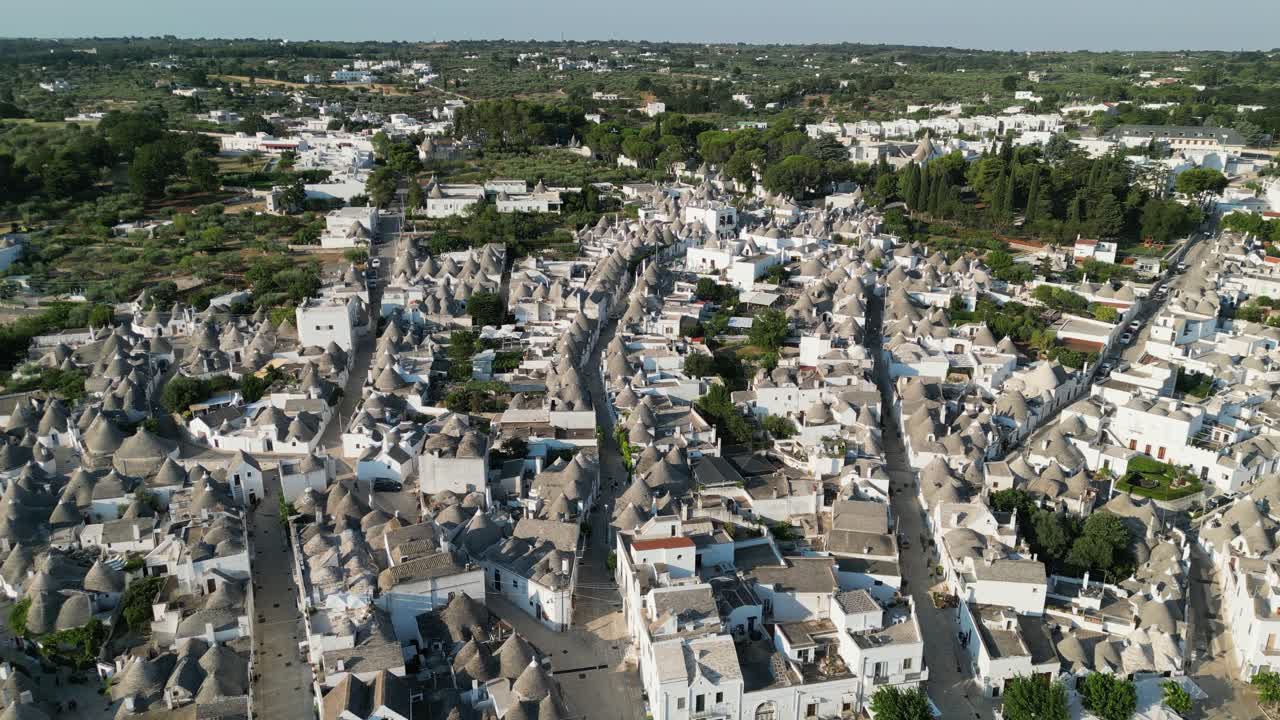 Centro storico di Alberobello, Trulli bianchi in Puglia, Italia - Ripresa aerea 4K