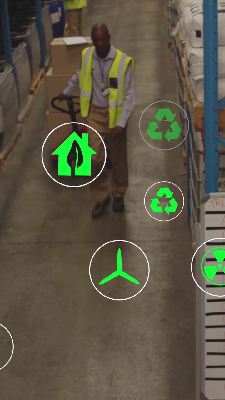 Video vertical: Trabajador de almacén empujando una transpaleta roja para reponer estantes, con movimiento mostrando iconos ecológicos.