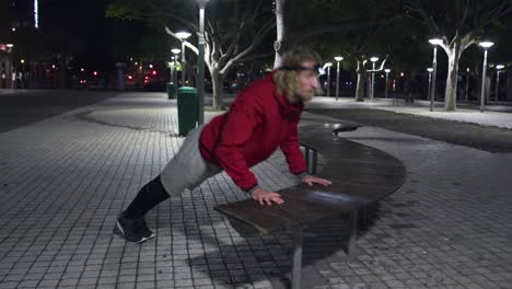 Hombre-Caucásico-Deportivo-Entrenando-En-La-Calle