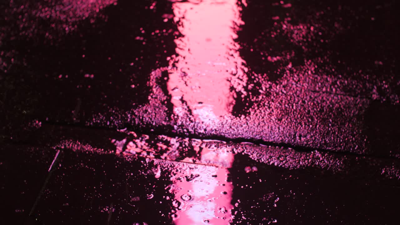Reflexos de luzes coloridas da cidade na água durante um dia chuvoso
