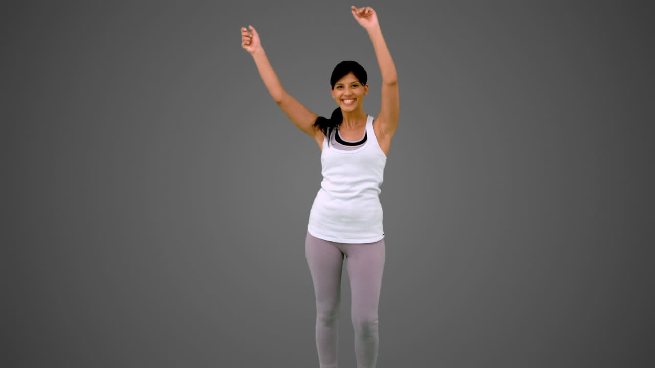 bruneta en forma bailando y sonriendo