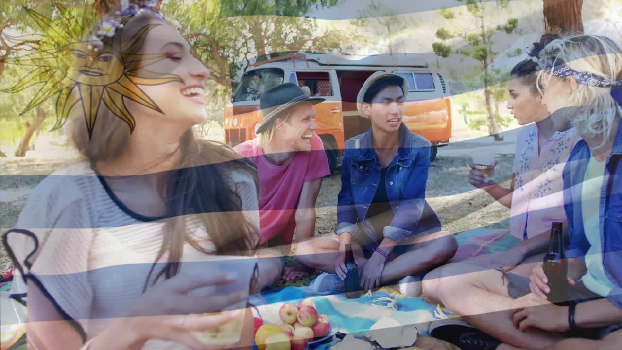 아르헨티나의 발의 애니메이션, 행복한 다양한 친구들이 밴에 대항하여 피크닉에서 파란 담요에 앉아 있습니다.