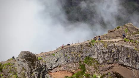 Disparo-De-Un-Dron-En-Las-Escaleras-Al-Cielo-En-La-Isla-De-Madeira,-Cerca-De-Pico-Arieiro