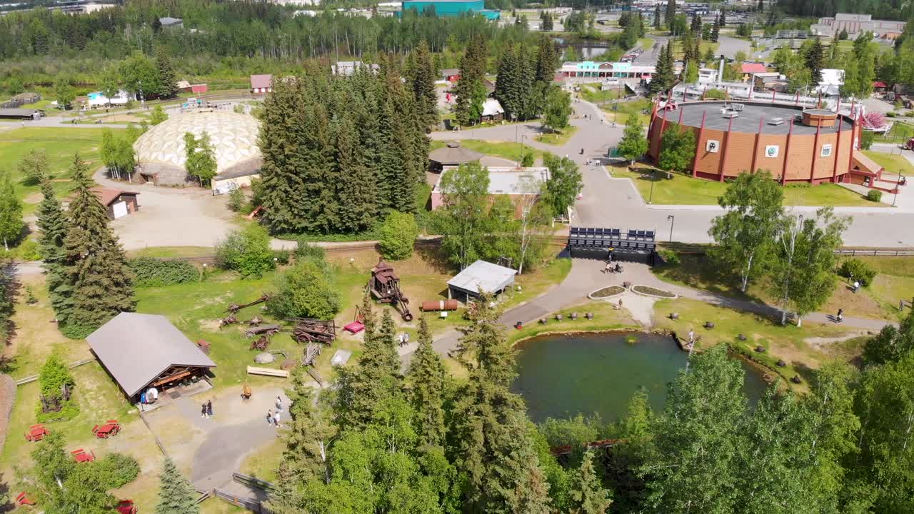 video de drones 4k del histórico parque pionero en fairbanks, ak durante el día de verano