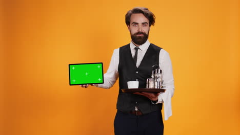 el empleado muestra una pantalla verde en la tableta,