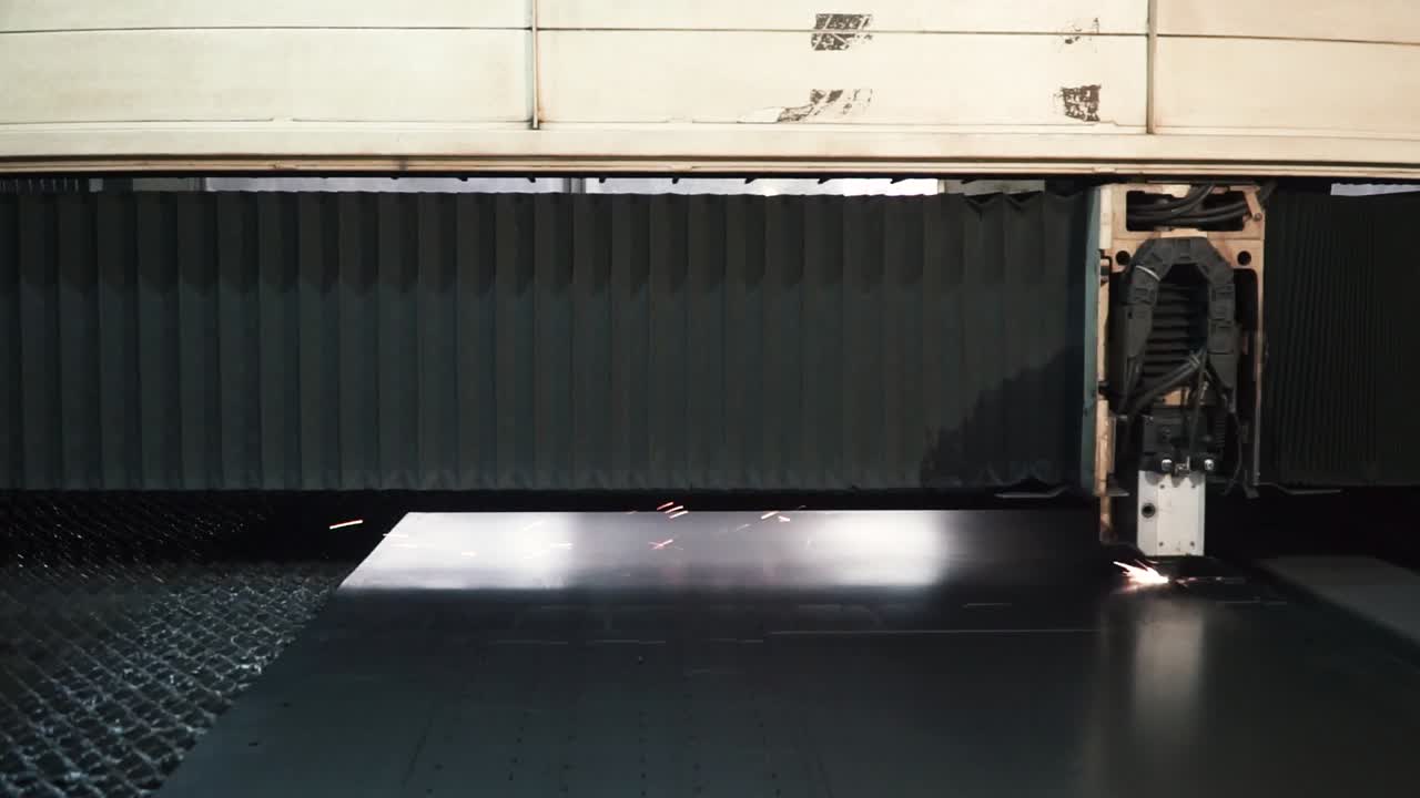 máquina de corte por láser en funcionamiento