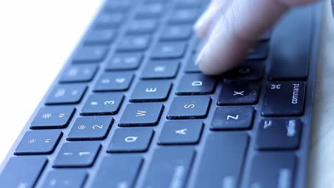 escribir a mano el teclado de la computadora portátil trabajando desde casa en la oficina de casa imágenes de video de stock