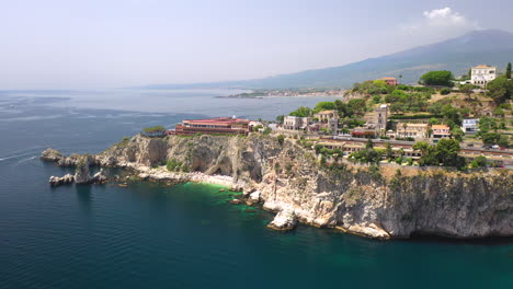 Toma-Aérea-De-La-Costa-De-Isola-Bella-Y-El-Mar-Jónico