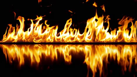 un fuego se refleja en el agua sobre un fondo negro