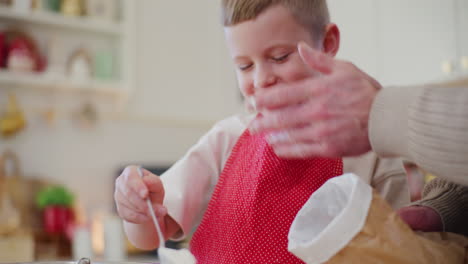 papá y el niño pequeño en la cocina jugando y divirtiéndose