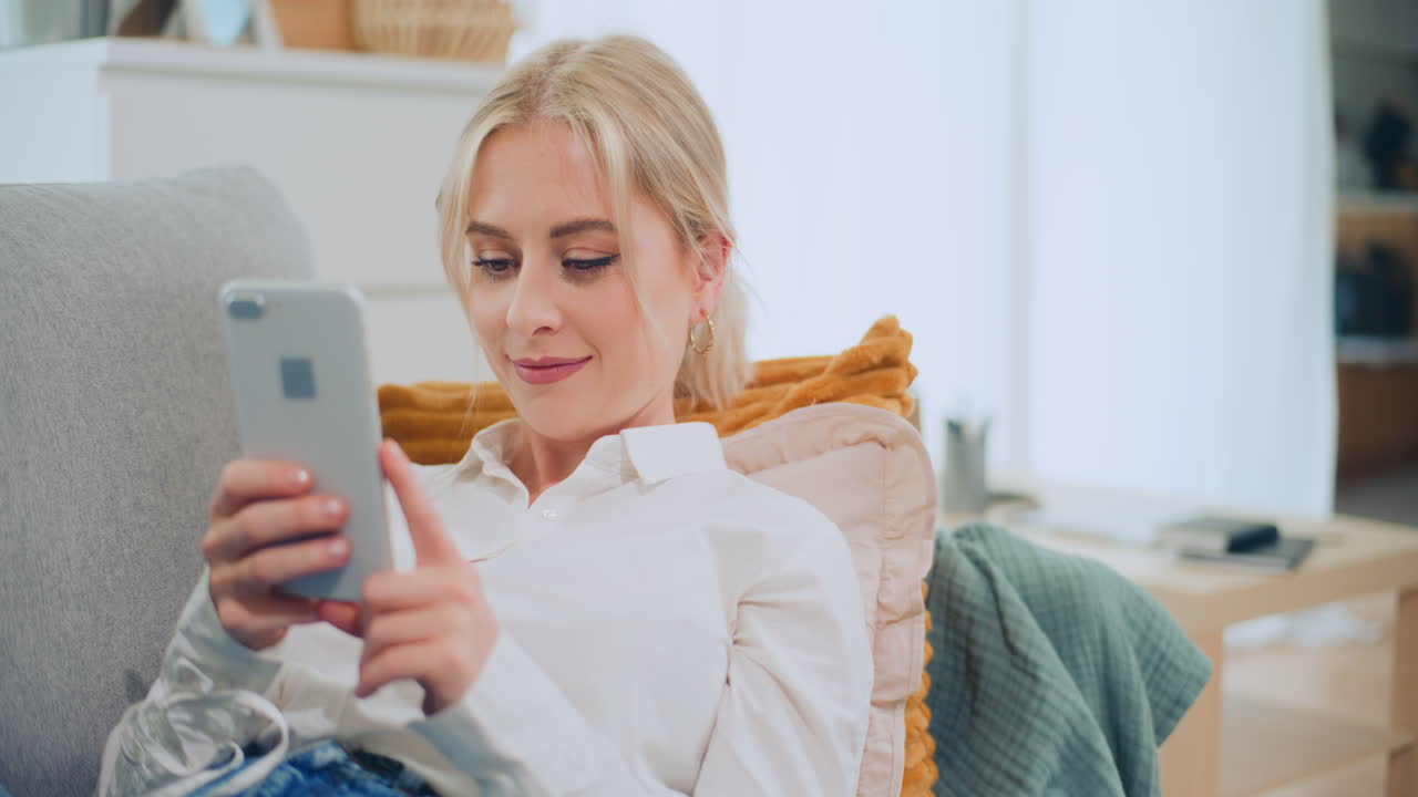 웃는 소녀는 문자를 보내고 인터넷을 탐색합니다.