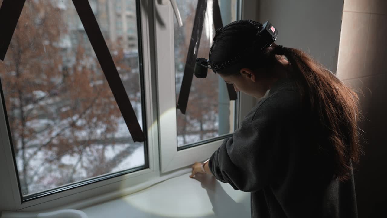 창문 을 수리 하는 여자