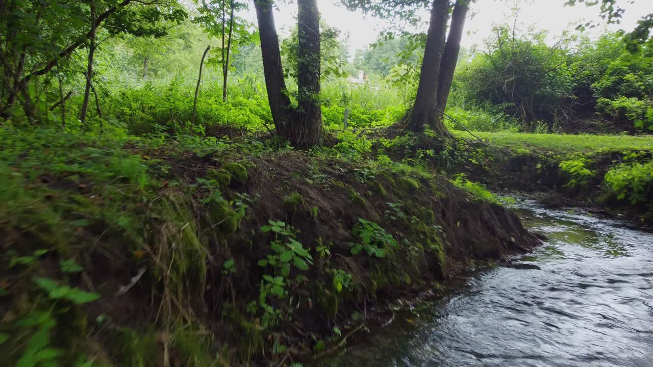 arroyo polaco con puente peatonal ubicado en la parte histórica de polonia nombres fronterizos orientales, cerca de la frontera ucraniana y la línea molotov