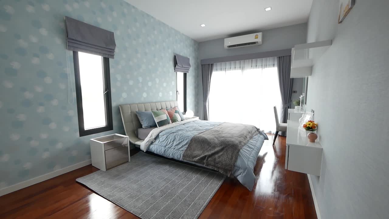 decoración de dormitorio moderno con lindo papel tapiz azul