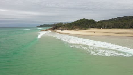 Vista-Itinerante-Sobre-Pequeñas-Olas-Bajo-Un-Cielo-Nublado-Cerca-De-La-Isla-De-Stradbroke-En-Queensland,-Australia