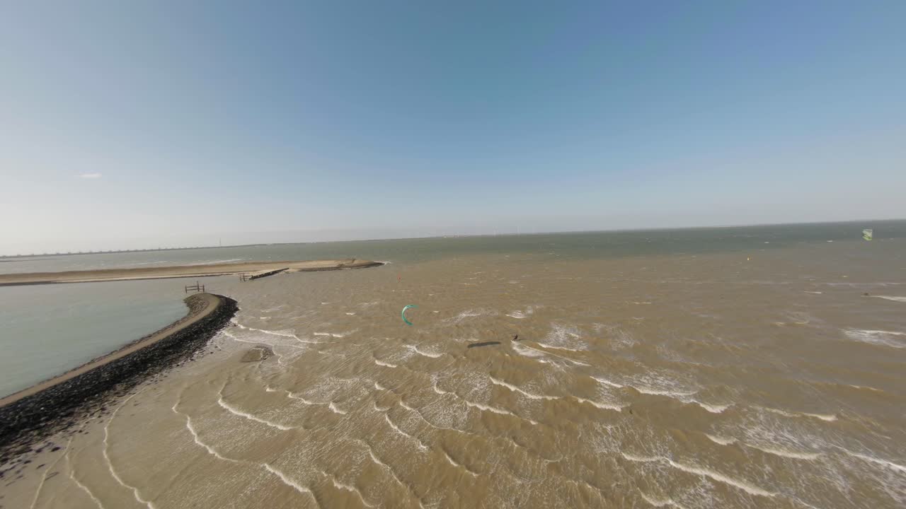 vuelo aéreo de drones sobre dos kitesurfistas montando olas poco profundas en roompot beach