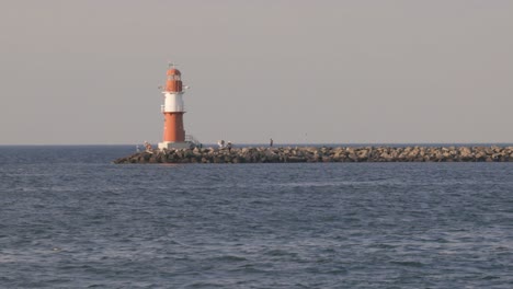impresiones de la playa en warnemünde warnemuende cerca de rostock en una hermosa tarde de verano en alemania, europa
