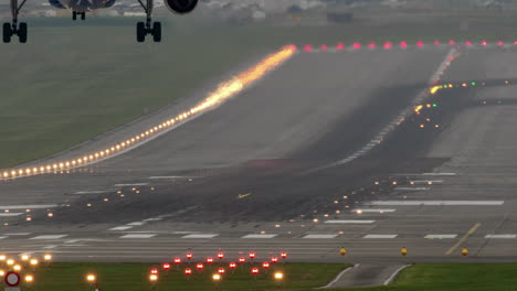 Avión-De-Pasajeros-Aterrizando-En-El-Aeropuerto---Cámara-Lenta