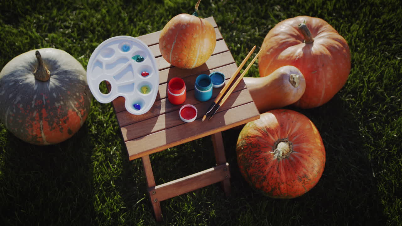 varias calabazas y un kit de dibujo - todo está listo para pintar las decoraciones de halloween
