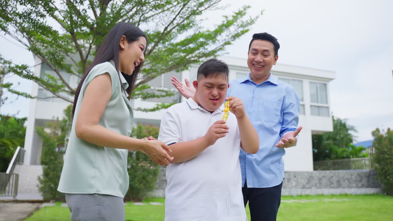 뒷마당에서 거품을 즐기는 가족