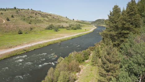 sorvolo in alto su filmati di droni sul fiume henry's fork nell'idaho sud-orientale, usa