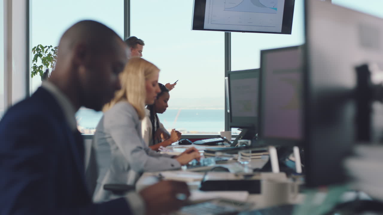 사업가, 코워킹에서  ⁇ 거나 전화 통화