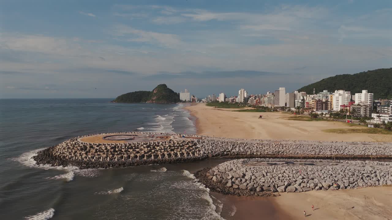la costa de la playa de caioba en paraná, brasil