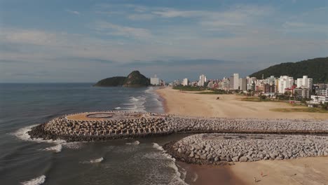 la costa de la playa de caioba en paraná, brasil