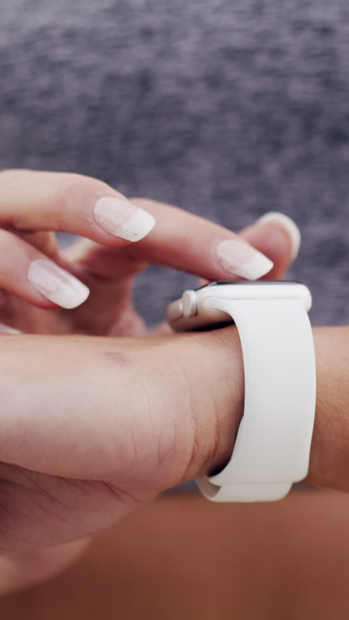 Primo piano di una mano che tocca e scorre sullo schermo dello smartwatch